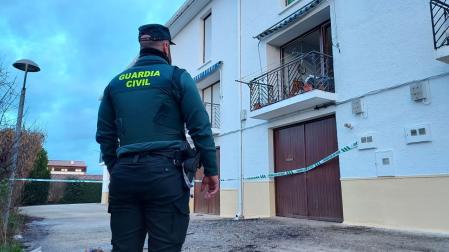 Un guardia civil, frente a la casa precintada en la que este lunes se produjo una explosión en Obanos