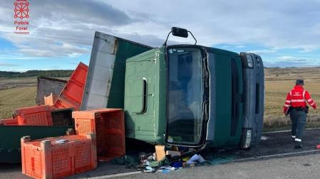 Un herido tras volcar un camión en Carcastillo