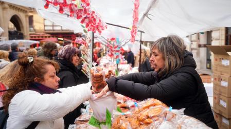 Fotos del tradicional mercadillo de San Blas en Pamplona