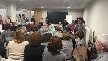 Reunión de vecinos el pasado 15 de enero. Se quedó pequeña la sala del centro cívico de Azpilagaña. CEDIDA