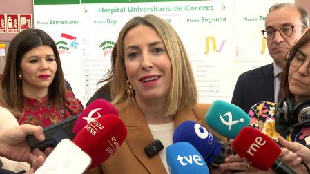 La presidenta de la Junta de Extremadura en funciones, María Guardiola, atiende a los medios de comunicación