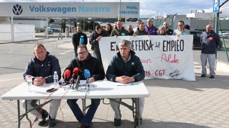 Los representantes de ELA, LAB y CGT en Volkswagen Navarra, durante la rueda de prensa que han ofrecido este martes en la entrada a la planta de Volkswagen