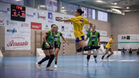 Martina Lang, 'volando' desde el lateral izquierdo del Rocasa Gran Canaria en el duelo de la primera vuelta en Villava ante la mirada de su compatriota Ayelén y de Almudena