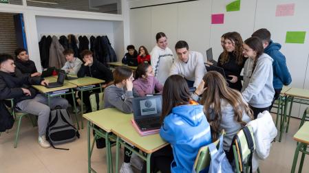 Rafael Navarro, profesor de Digitalización en el instituto de Cortes, con sus alumnos de 4º de la ESO participantes en la CiberLiga