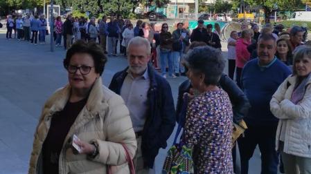 Colas de usuarios del programa Cine Sénior en los cines Golem Baiona de Pamplona