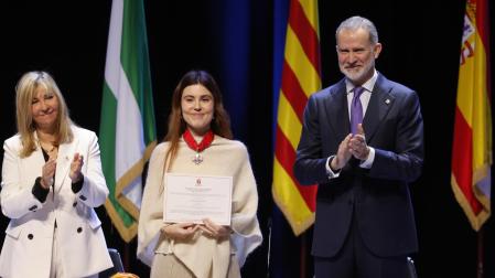 El rey Felipe VI y la presidenta del Consejo General del Poder Judicial (CGPJ), Isabel Perelló, aplauden a la número uno de la promoción, Ángela Sanz Sanz, durante el acto de entrega de despachos a los 121 jueces de la nueva promoción