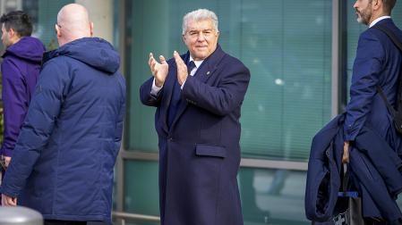 El presidente del FC Barcelona, Joan Laporta, aplaude a sus jugadores a la llegada del equipo a Albacete este martes antes de su encuentro de cuartos de final de la Copa del Rey