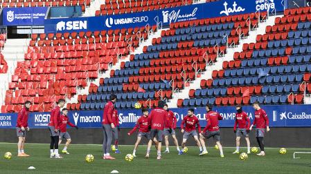 Los jugadores se ejercitan en el verde de El Sadar este martes