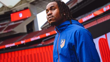 El nigeriano Ademola Lookman saltando al cásped del Metropolitano