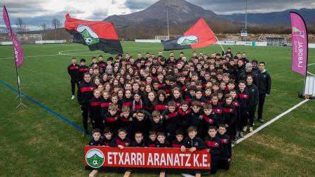 Los integrantes de los conjuntos de distintas categorías posaron juntos sobre el nuevo terreno de juego, con la imagen de San Donato de fondo.