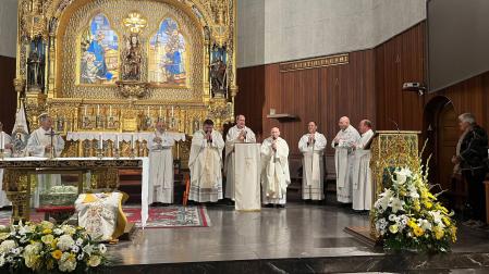 El párroco Luis Miranda, con el micrófono, en la misa de despedida