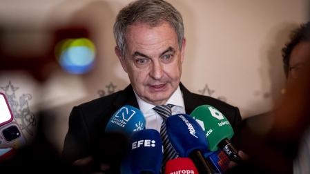 El expresidente del Gobierno José Luis Rodríguez Zapatero atiende a los medios de comunicación antes de la presentación del libro 'Las huellas de la Transición. 50 años de cambio y conflicto en democracia', en el Ateneo de Madrid