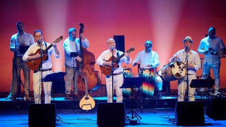 Los integrantes de Pan con chile, durante el último ‘Navarra es la Música’, el 15 de febrero de 2025 en el Teatro Gayarre. En el centro, su director musical, Eduardo Solano