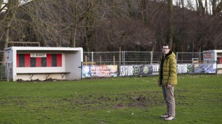 El presidente del Avance Fernando Huarte muestra una de las zonas más perjudicadas del terreno de juego en el Igeldea de Arre