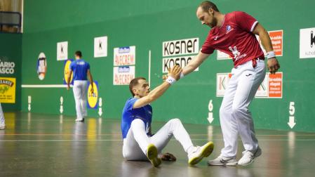 Aitor Elordi ayuda a Unai Laso en el último partido.