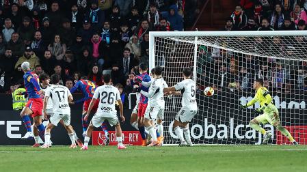 El guardameta del Albacete, Lizoain (dcha.), intenta detener el remate del defensa uruguayo del Barcelona Ronald Araújo (izda) en la jugada que ha significado el segundo gol del equipo blaugrana