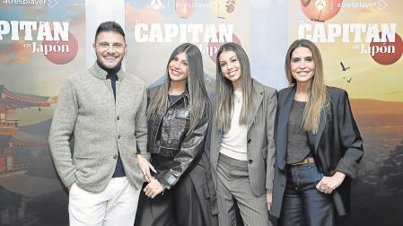 Joaquín posa con sus dos hijas y su mujer, Susana Saborido