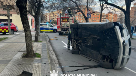 El coche accidentado en la calle Alfonso el Batallador