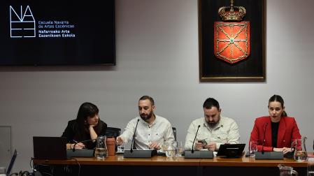 Rakel Cuartero Casimiro (jefa de estudios de la NAEE), Javier Álvaro Pastor (director de la NAEE), Carlos Mena Blasco (presidente de la comisión de Educación) e Itziar Lacunza del Brío (representante del CLAVNA), durante la sesión de trabajo de este miércoles en el Parlamento de Navarra