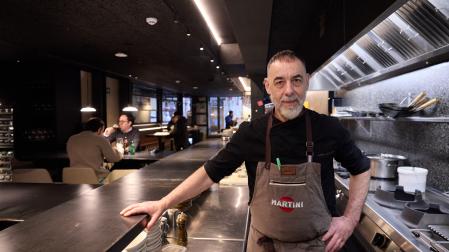 Javier Azanza, propietario del bar y hostal Bearán, antes Iru, uno de los establecimientos señeros de la calle San Nicolás