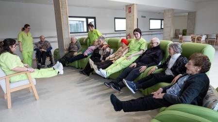 Varias profesionales del centro de día de Murchante realizan un ejercicio con los usuarios del servicio