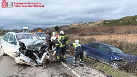 Efectivos de bomberos trabajan en el lugar del accidente, en la NA-134