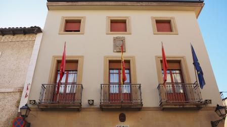 Fachada de la casa consistorial de Cáseda, uno de los 272 ayuntamientos de Navarra