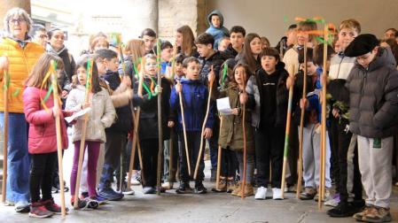 Alumnado de Zangozako Ikastola, cantando en la calle por Santa Águeda
