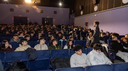 Guillermo Galoe, en el encuentro con los jóvenes que acudieron al pase de su película ‘Ciudad sin sueño’