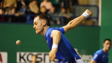Laso efectúa un saque durante este Campeonato de Parejas