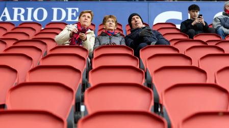 Una imagen de un sector de la grada de El Sadar en los momentos previos de un partido reciente