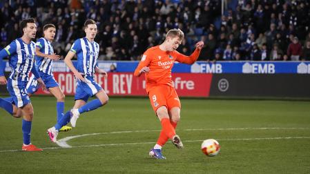 El delantero de la Real Orri Óskarsson (d) chuta para marcar el tercer gol que metió a su equipo en semifinales de la Copa
