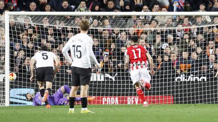 El guardameta macedonio del Valencia, Stole Dimitrievski detiene el penalti a favor del Athletic Club