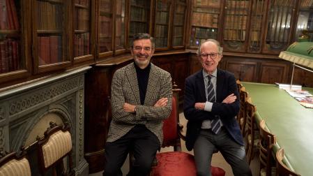 Pablo Pérez y Aladino Colín, en la biblioteca del Nuevo Casino, antes de la conferencia de ayer