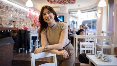 Almi Rodríguez Petit, en el interior de su Bar Cafetería Morase de Tudela
