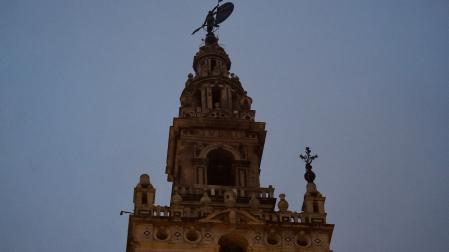 Imagen de la Giralda de Sevilla mostrando la falta de un jarrón ornamental de su fachada desprendido por los fuertes vientos