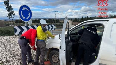 Momento en el que los agentes de la Policía Foral dieron el alto al conductor de la furgoneta