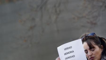 Una participante en un acto por las víctimas de ETA celebrado en Pamplona