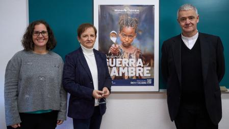 Desde la izda.: la misionera María Dolores Martínez de la Ballina;la delegada de Manos Unidas en Navarra, Mayte Fortún; y el vicario episcopal de Pastoral Social y Promoción Humana, Juan Zabala