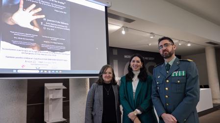 En el centro, Olivia Serrano, profesora de la UN y presidenta de Be Human y Miguel Ruiz, sargento de la Guardia Civil de Navarra.