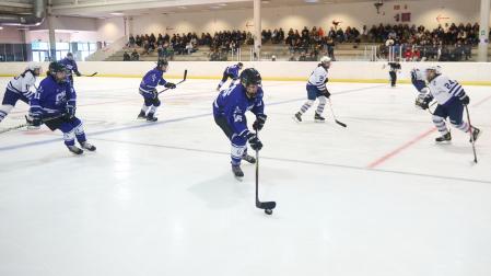 Dentro de la campaña, los escolares recibirán nociones básicas de hockey sobre hielo, un deporte protagonista las últimas temporadas en el Palacio de Hielo de Huarte