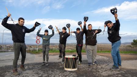 Varios de los integrantes del grupo Diablos de Tudela con las máscaras que lucirán en su espectáculo y uno de los timbales preparados para el acto. De izda. a dcha.: Sergio y Amaya Rodríguez Burgaleta, Mateo Beamonte Iturre, Iker Landa Caballero, Dani Álvarez Álvarez, y César Anoz Navarro.