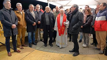 Belén Cerdán, segunda por la derecha, este lunes 2 de febrero, mientras habla el alcalde José Ignacio Pardo, en el día en el que se celebró el reparto de roscos y la hoguera por las fiestas de San Blas de Milagro. Entre los asistentes, el consejero José Luis Arasti (tras el párroco).
