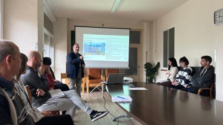 El director de la Fundación San Jerónimo, David Cabrera, se dirige a los representantes municipales en la presentación del proyecto.