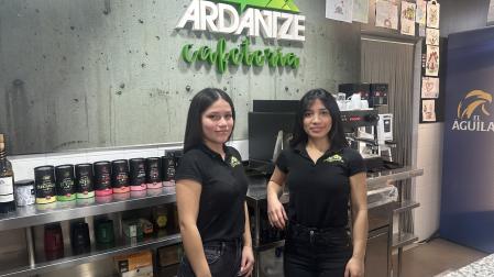 Las hermanas Beatriz (izquierda) y Alejandra Guamán en la cafetería de Ardantze.