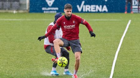 Iker Muñoz, el recambio de Lucas Torró, controla el balón en la última sesión celebrada en Tajonar.j.p. urdíroz