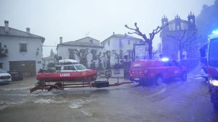 Miembros de la UME trabajan en labores de achique de agua en calles y viviendas de la localidad gaditana de Grazalema