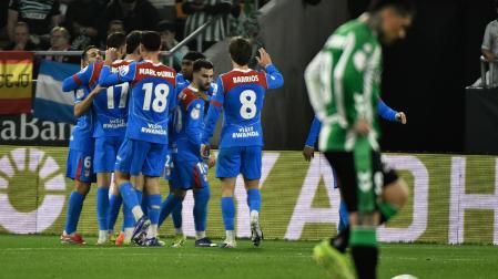 Los jugadores colchoneros celebran uno de los tantos ante la desolación del bético Chimy Ávila