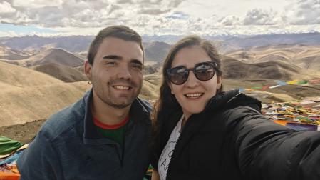 Xabier Moriones Sanz y Ana Guerrero Ricarte, pareja residente en China, posa con la cordillera de los Himalayas al fondo