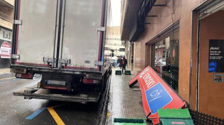 Imagen del cartel del supermercado dañado por el camión de reparto en Tudela